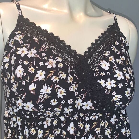 No Boundaries Juniors Plus Lace Trim Tank Top with Sharkbite Hem Large - Picture 2 of 10